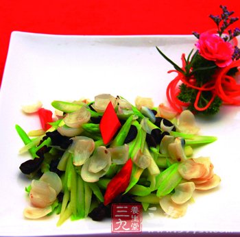 百合杏仁枇杷粥防燥潤肺滋陰