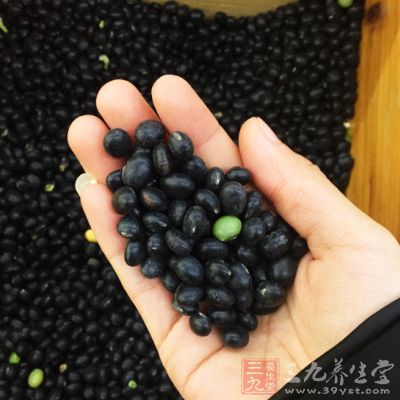 烏豆（黑豆）60克，雞蛋2個