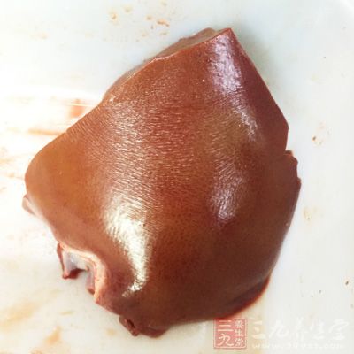 鍋內加水煮開，放入豬肝煮至熟透即可