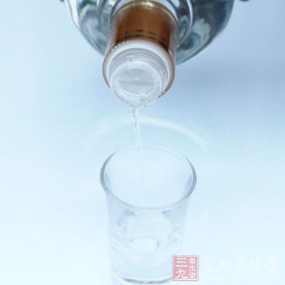 山楂干300克，低度白酒500毫升