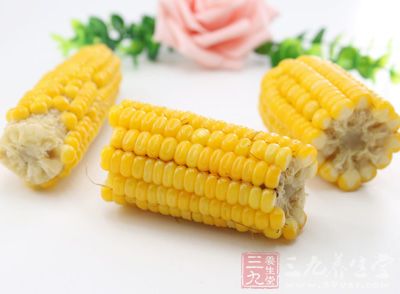 如玉米、燕麥、小米、豆類等，同時調配深色或綠色蔬菜的比例