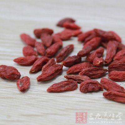 去毛及內髒，枸杞子24克