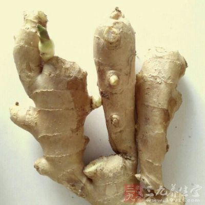 鳝魚500g，黃芪30g，生姜，紅棗