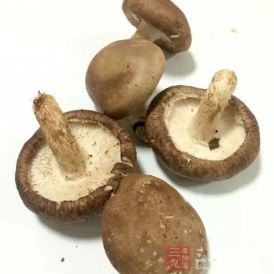排骨300克，干貝3個，香菇5朵，冬筍1根