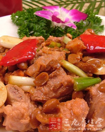 炎炎夏季要吃簡單菜 揭秘美味腐乳蒸排骨的做法