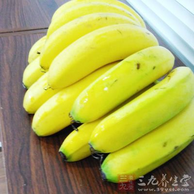因為便秘可誘發痛經和增加疼痛感，所以要多吃蜂蜜、香蕉