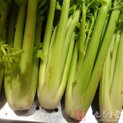 芹菜2或3棵，瘦肉2兩