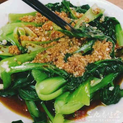 清淡的白灼青菜1碗或生菜沙拉1份