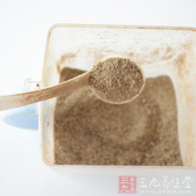 再加香菜、蔥末、胡椒、麻油等調味料。