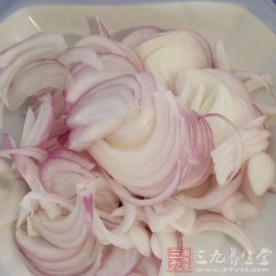番茄洗淨去蒂切粗絲，加入洋蔥絲