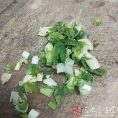 放入棒腿丁，用大火炒至呈白色後，加入蔥花，續炒約1分鐘半