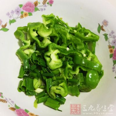 青椒洗淨切片；胡蘿卜削皮切塊