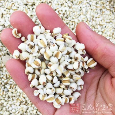 干姜10克，艾葉10克，薏苡仁30克