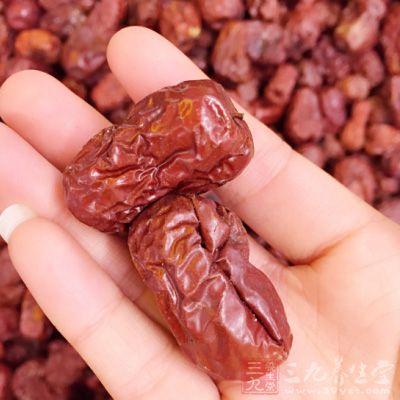 黑木耳30克，紅棗20枚