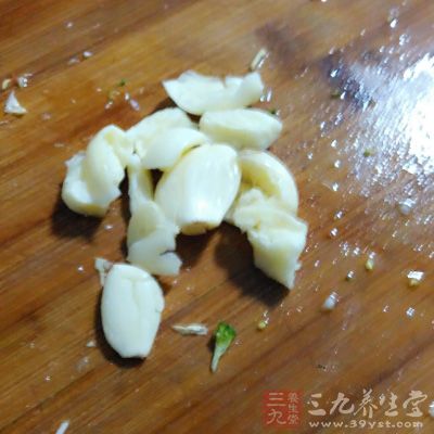 熱油鍋，加入蒜末、蚝油拌炒