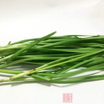 要使皮膚光潔紅潤而富有彈性，就必須攝取足夠的蛋白質、脂肪酸及多種維生素，如白菜、韭菜