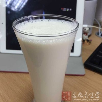 生核桃肉45克，粳米60克，牛奶200克