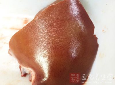 在豬肝、牛肉等肉食中含維生素E、維生素B以及有利於激素合成和分泌的物質比較多