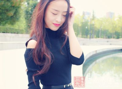 女人都想擁有S型身材，對於自己的扁平胸部總是不滿意