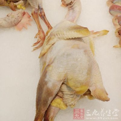 老母雞1只，艾葉15克