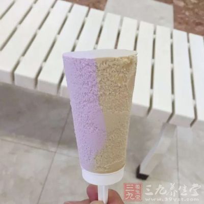 1/2杯普通裝的香草味雪糕 1/2杯普通裝的香草味雪糕