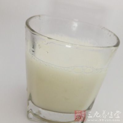 牛奶既可以補充人體必須的養分，還能為女性補充鈣質，是非常好的減肥和滋養佳品
