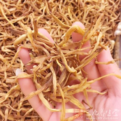 爆炒至變色熟透時加入黃花菜