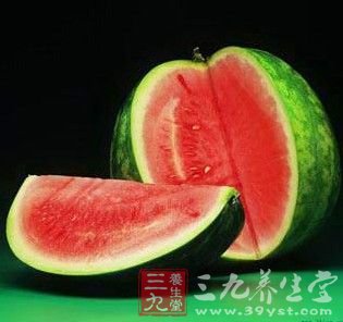 夏季吃西瓜胖妞速變瘦身大美女