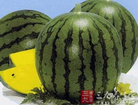 夏季吃西瓜胖妞速變瘦身大美女
