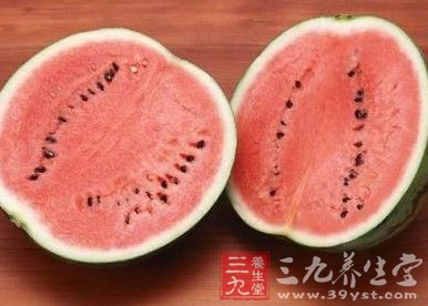 夏季吃西瓜胖妞速變瘦身大美女