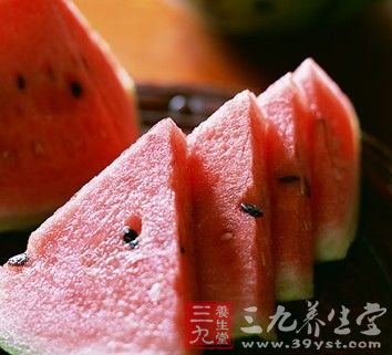 夏季吃西瓜胖妞速變瘦身大美女