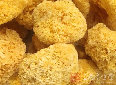 干銀耳15克、鮮百合120克