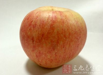 低脂鮮奶、小型蘋果、全麥起司三明治
