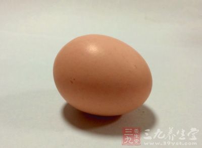 選用既有美容又有補血作用的食品，如牛奶、雞蛋