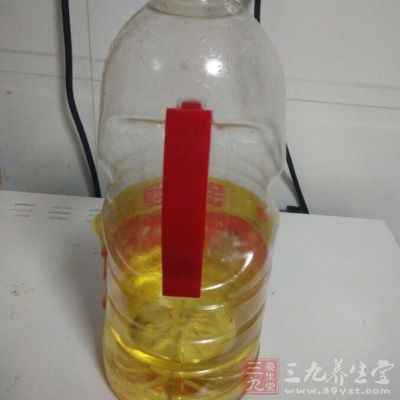 鍋內放入約2大匙油