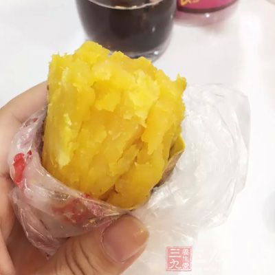 一份糙米飯，一份紅薯，兩個蘋果