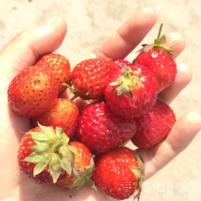 糙米粥一小碗，紅薯一份，草莓幾顆