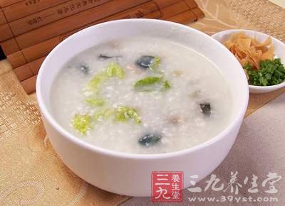 30歲到40歲：用白開水和瓜果肉食充盈皮膚 