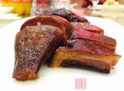 鴨肉性偏涼，有滋五髒之陽，清虛勞之熱，補血行水，養胃生津之功