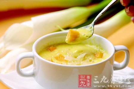 揭秘醫生日常養生食譜：銀耳冰糖炖雪梨養脾胃