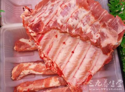 排骨洗淨斬塊，汆水撈起