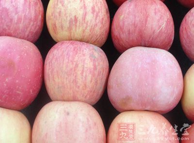 紅富士蘋果1個，黑提子干30克，水2碗