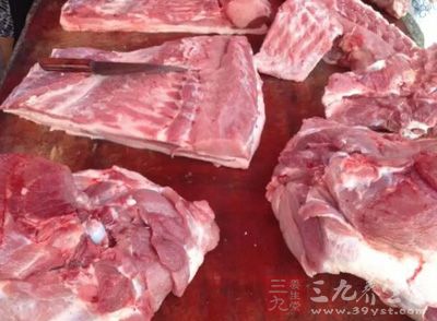 排骨洗淨斬塊，汆水撈起