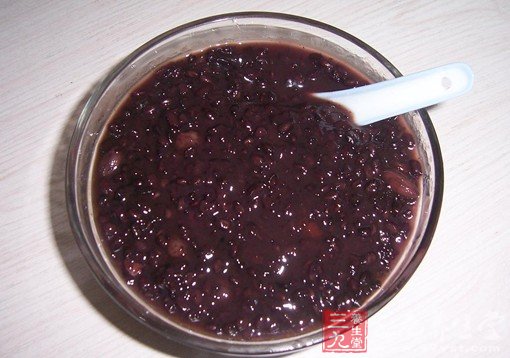 營養黑米粥可補胃益氣血
